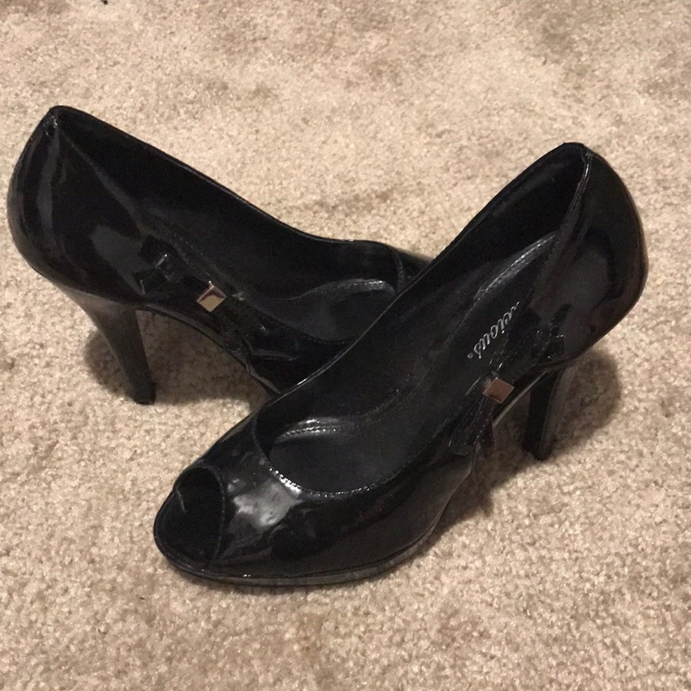 Cute black heels with side bow.